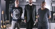 <b>Em Produção</b><br>
Marcelo Cabral, Dinucci e Sérgio Machado (da esq. para a dir.) em estúdio, trabalhando no álbum solo do guitarrista - Felipe Gabriel/Red Bull Content Pool