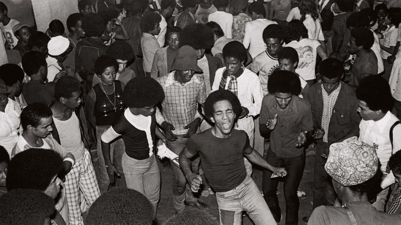 <b>Groove e Suor</b><br>
Um retrato de um dos bailes black que aconteciam no Rio de Janeiro na década de 1970 - Almir Veiga/ Divulgação