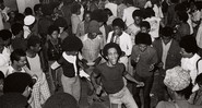 <b>Groove e Suor</b><br>
Um retrato de um dos bailes black que aconteciam no Rio de Janeiro na década de 1970 - Almir Veiga/ Divulgação