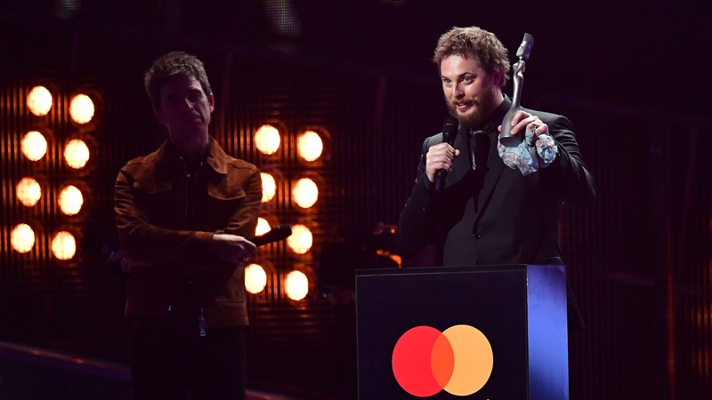 Duncan Jones, filho de David Bowie, recebendo prêmio de Álbum do Ano pelo pai no BRIT Awards de 2017 - Press Association/AP