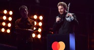 Duncan Jones, filho de David Bowie, recebendo prêmio de Álbum do Ano pelo pai no BRIT Awards de 2017 - Press Association/AP