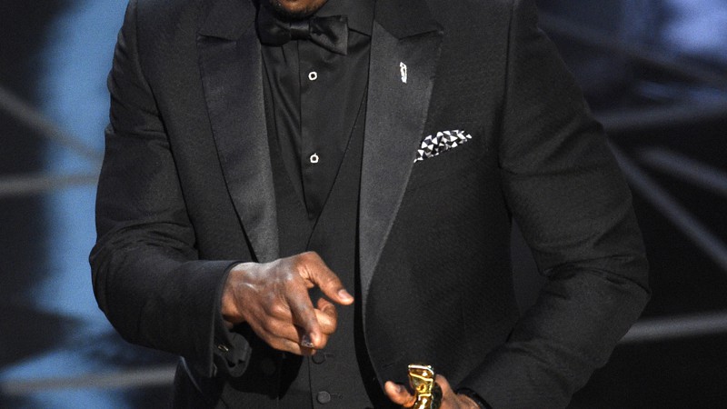 Mahershala Ali recebendo o prêmio Oscar de Melhor Ator Coadjuvante pelo papel em <i>Moonlight: Sob a Luz do Luar</i> - Chris Pizzello/Invision/AP