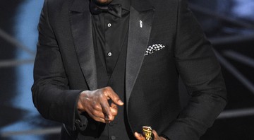 Mahershala Ali recebendo o prêmio Oscar de Melhor Ator Coadjuvante pelo papel em <i>Moonlight: Sob a Luz do Luar</i> - Chris Pizzello/Invision/AP