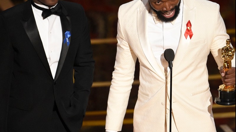 Barry Jenkins (na esquerda) e Tarell Alvin McCraney aceitando o Oscar de Melhor Roteiro Adaptado por <i>Moonlight: Sob a Luz do Luar</i> - Chris Pizzello/Invision/AP