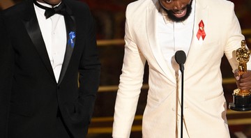 Barry Jenkins (na esquerda) e Tarell Alvin McCraney aceitando o Oscar de Melhor Roteiro Adaptado por <i>Moonlight: Sob a Luz do Luar</i> - Chris Pizzello/Invision/AP