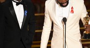 Barry Jenkins (na esquerda) e Tarell Alvin McCraney aceitando o Oscar de Melhor Roteiro Adaptado por <i>Moonlight: Sob a Luz do Luar</i> - Chris Pizzello/Invision/AP