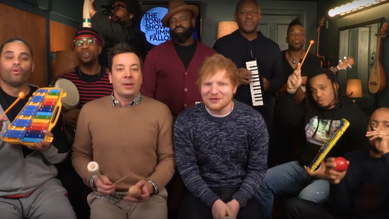 Ed Sheeran tocou "Shape of You" com instrumentos de brinquedo no <i>The Tonight Show</i> com Jimmy Fallon - Reprodução