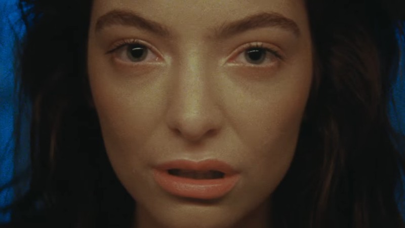 A cantora Lorde em cena do clipe de “Green Light” - Reprodução/Vídeo