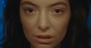 A cantora Lorde em cena do clipe de “Green Light” - Reprodução/Vídeo