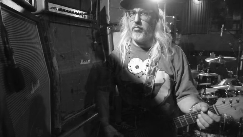 J Mascis, do Dinosaur Jr., em cena do clipe de “Knocked Around”  - Reprodução/Vídeo