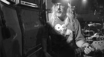 J Mascis, do Dinosaur Jr., em cena do clipe de “Knocked Around”  - Reprodução/Vídeo