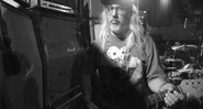 J Mascis, do Dinosaur Jr., em cena do clipe de “Knocked Around”  - Reprodução/Vídeo