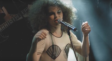 A cantora Assucena Assucena no clipe do grupo As Bahias e a Cozinha Mineira para "Fumaça" - Reprodução