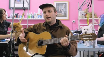 Mac DeMarco tocando "This Old Dog" em um salão de banho e tosa para cachorros - Reprodução