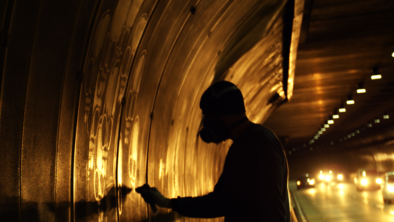 <b>Trabalho Sujo</b>
<br><bR>
Alexandre Orion durante a criação de “Ossário”. O projeto foi realizado em 2006, a partir da fuligem acumulada no túnel Max Feffer, em São Paulo - Reprodução