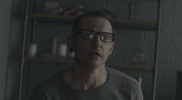 Chester Bennington no clipe de "Heavy", novo single do Linkin Park - Reprodução