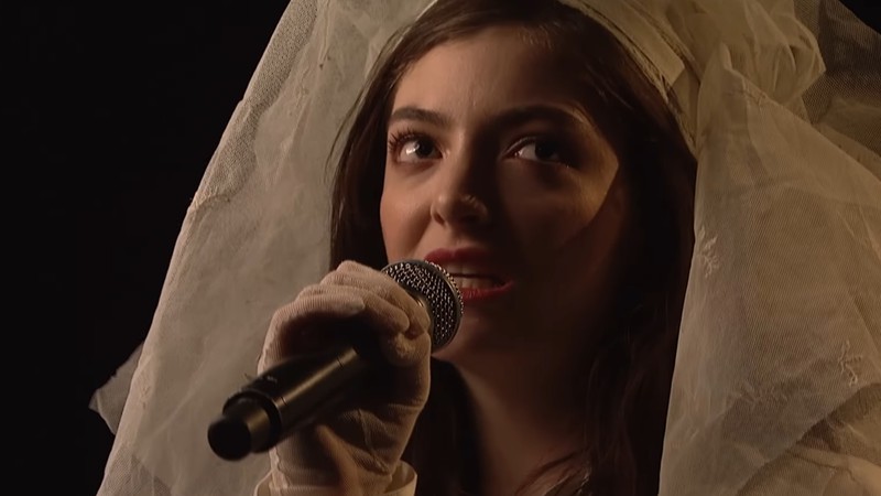 Lorde durante performance da música “Liability”  no <i>Saturday Night Live</i> - Reprodução/Vídeo