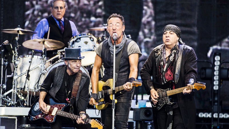 Nils Lofgren à direita de Bruce Springsteen - AP