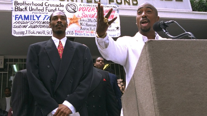 Tupac Shakur e Snoop Dogg durante conferência em Los Angeles, nos Estados Unidos, em 1996 - Frank Wiese/AP