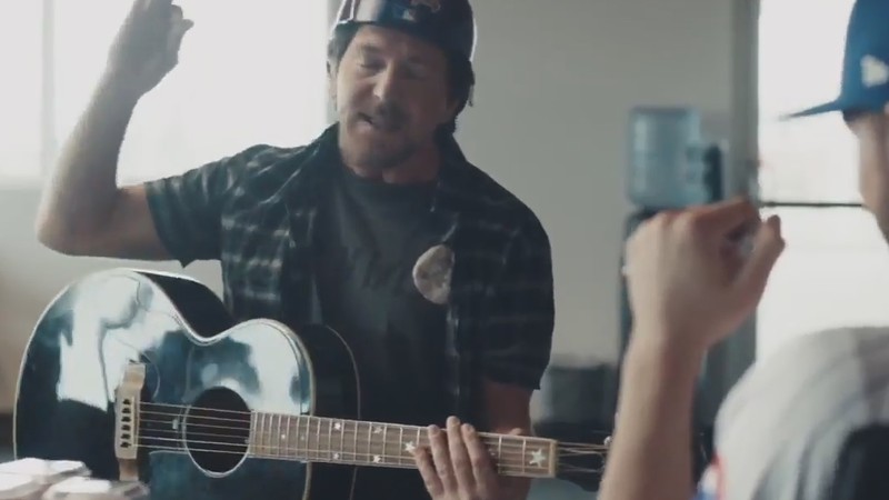 Eddie Vedder em comercial do time de basebol Chicago Cubs - Reprodução/Vídeo