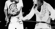 O vocalista Ronnie Van Zant (à dir.) e o guitarrista Steve Gaines, da banda Lynyrd Skynyrd - AP