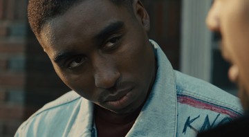 Demetrius Shipp Jr. dando vida a Tupac Shakur na cinebiografia <i>All Eyez on Me</i> - Reprodução/Vídeo