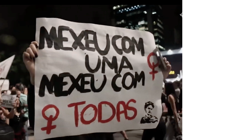 Cartaz com os dizeres "mexeu com uma, mexeu que todas", que inspirou o título do documentário de Sandra Werneck - Divulgação