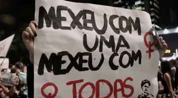 Cartaz com os dizeres "mexeu com uma, mexeu que todas", que inspirou o título do documentário de Sandra Werneck - Divulgação