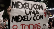 Cartaz com os dizeres "mexeu com uma, mexeu que todas", que inspirou o título do documentário de Sandra Werneck - Divulgação