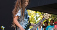 Tye Trujillo, filho de Robert Trujillo, do Metallica em show da banda Helmets (Foto: Reproducão/Instagram)