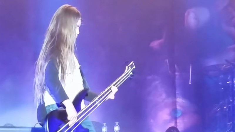 O baixista Tye Trujillo, filho de Robert Trujillo (do Metallica), em vídeo de show com o Korn na Colômbia - Reprodução/Vídeo