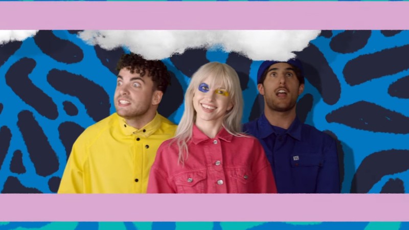 Paramore no clipe de "Hard Times" - Reprodução