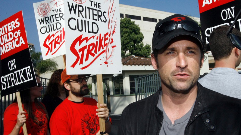 O ator Patrick Dempsey durante manifestação dos roteiristas de Hollywood, em 2007.  - AP