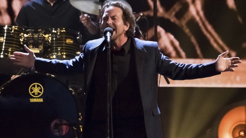 Eddie Vedder no Hall da Fama do Rock, em 2017 - AP