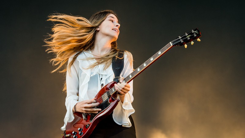 Danielle Haim durante show do Haim no Lollapalooza Chicago de 2016 - Amy Harris/Invision/AP