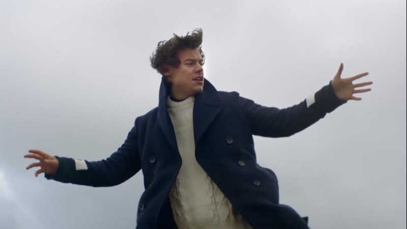 Harry Styles no clipe de "Sign of the Times" - Reprodução