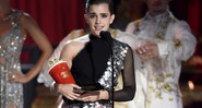 Emma Watson no MTV Movie & TV Awards de 2017, recebendo o prêmio de Melhor Ator/Atriz pelo papel em <i>A Bela e a Fera</i> - Chris Pizzello/Invision/AP