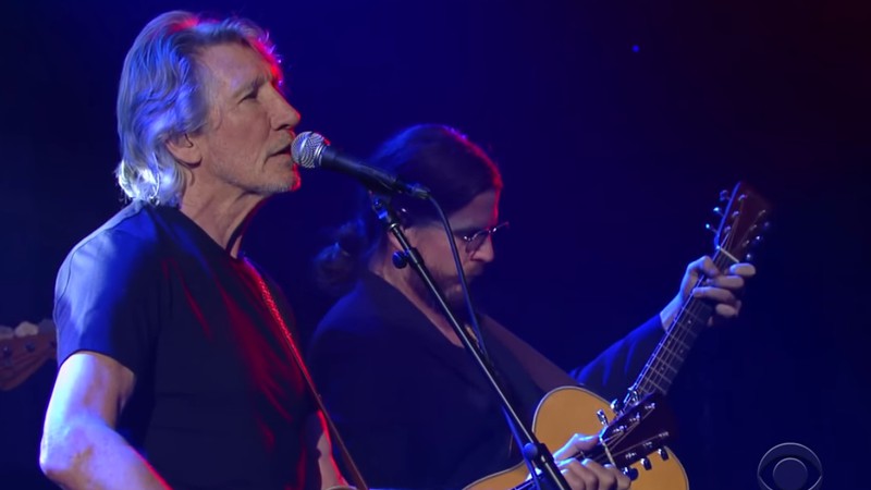 Roger Waters durante performance no programa norte-americano <i>The Late Show</i> - Reprodução/Vídeo