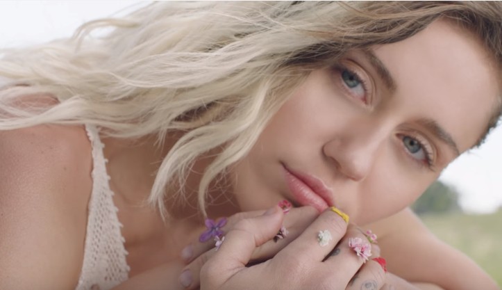 Miley Cyrus no clipe de "Malibu" - Reprodução