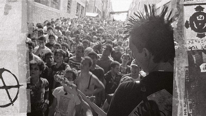 <b>Faça você mesmo</b><br>
Um flagrante do icônico Festival O Começo do Fim do Mundo, ocorrido em 1982. Para divulgar o movimento, os punks recorriam a fanzines e flyers - Reprodução