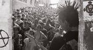 <b>Faça você mesmo</b><br>
Um flagrante do icônico Festival O Começo do Fim do Mundo, ocorrido em 1982. Para divulgar o movimento, os punks recorriam a fanzines e flyers - Reprodução