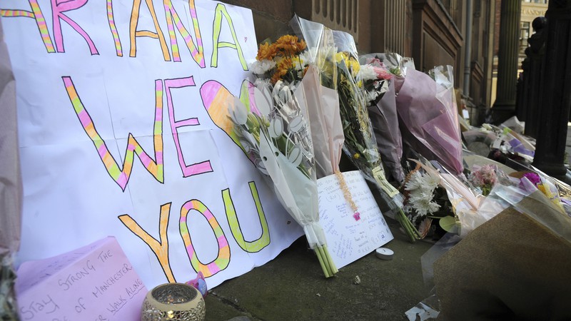 Tributos às vítimas do show do ataque terrorista ocorrido no show da cantora Ariana Grande em Manchester, na Inglaterra, em 23 de maio de 2017. As homenagens foram colocadas na praça St. Ann. 



 - AP