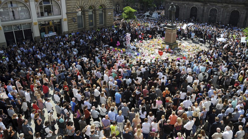 Multidão se reúne na praça St. Ann, em Manchester, para um minuto de silêncio em homenagem às vítimas do atentado terrorista que ocorreu na Manchester Arena, no dia 22 de maio, após show da cantora Ariana Grande


 - AP