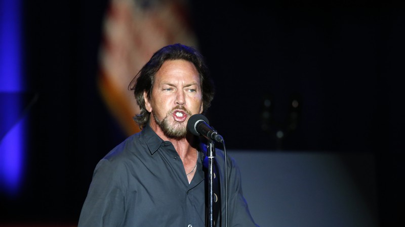 Eddie Vedder em performance que marcou o fim do mandato do ex-presidente dos Estados Unidos, Barack Obama, em 2017 - AP