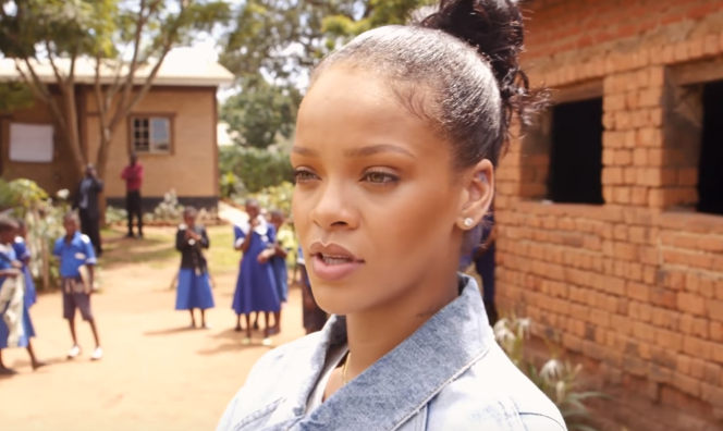 Rihanna em cena do mini-documentário que mostra a viagem dela a Malawi, na África - Reprodução/Vídeo