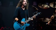 Dave Grohl à frente do Foo Fighters durante show da banda no festival Glastonbury de 2017 - Rex Features/AP