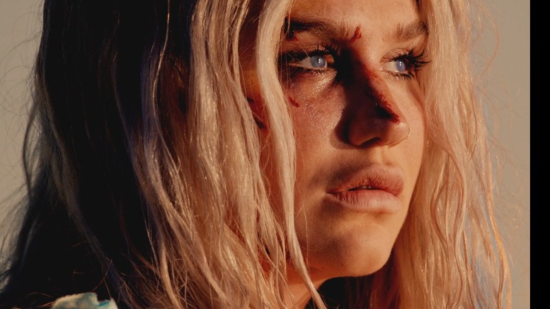 Kesha no clipe de "Praying" - Reprodução