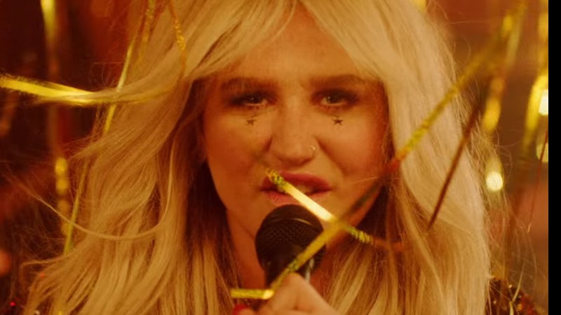 Kesha em cena do clipe de “Woman” - Reprodução/Vídeo