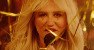 Kesha em cena do clipe de “Woman” - Reprodução/Vídeo