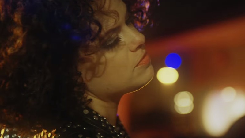 Régine Chassagne em cena do clipe de “Electric Blue”, faixa de <i>Everything Now</i>, disco do Arcade Fire - Reprodução/Vídeo